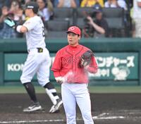 ４回、佐藤輝に先制ソロを打たれる栗林（撮影・飯室逸平）