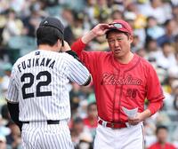 藤川監督とメンバー表の交換をする新井監督（撮影・西田忠信）