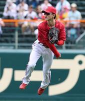 右翼でシートノックを受ける辰見（撮影・西田忠信）