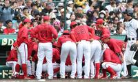 ６回の攻撃前に円陣を組む広島ナイン（撮影・西田忠信）