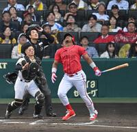 ９回、三邪飛に倒れるモンテロ（撮影・飯室逸平）