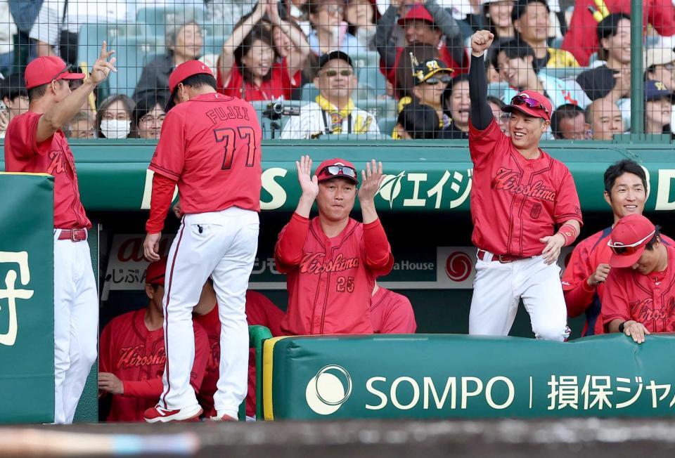 ９回、代打のモンテロが同点打を放ち喜ぶ新井監督（中央）ら（撮影・西田忠信）　