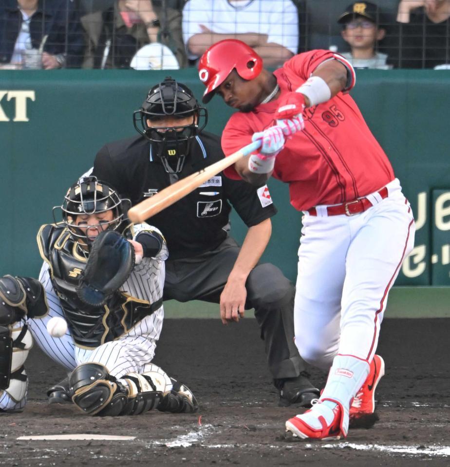 ９回、同点打を放つモンテロ（撮影・飯室逸平）