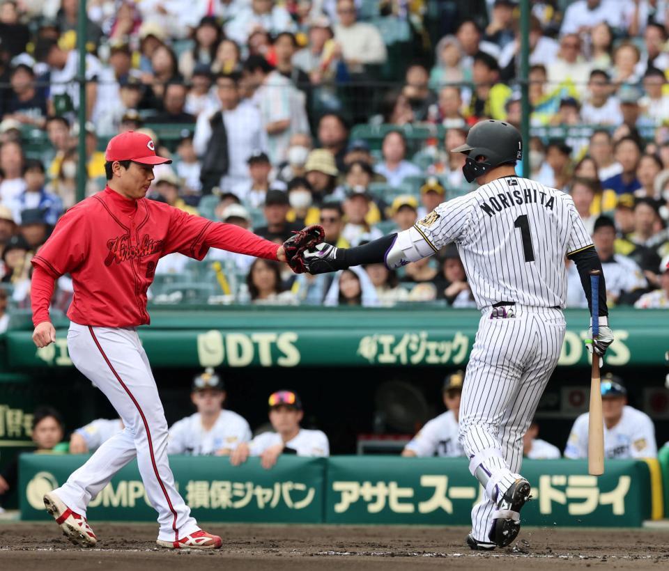 ６回、森下は投ゴロに倒れ栗林にタッチされる（撮影・山口登）