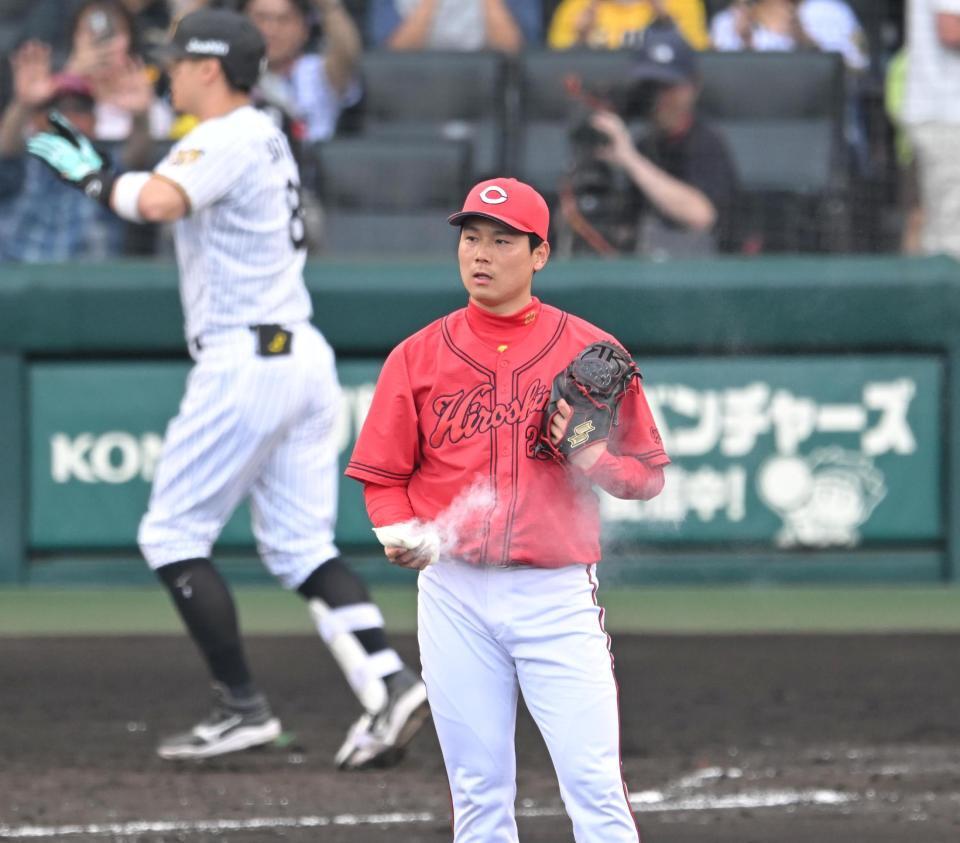 ４回、佐藤輝に先制ソロを打たれる栗林（撮影・飯室逸平）