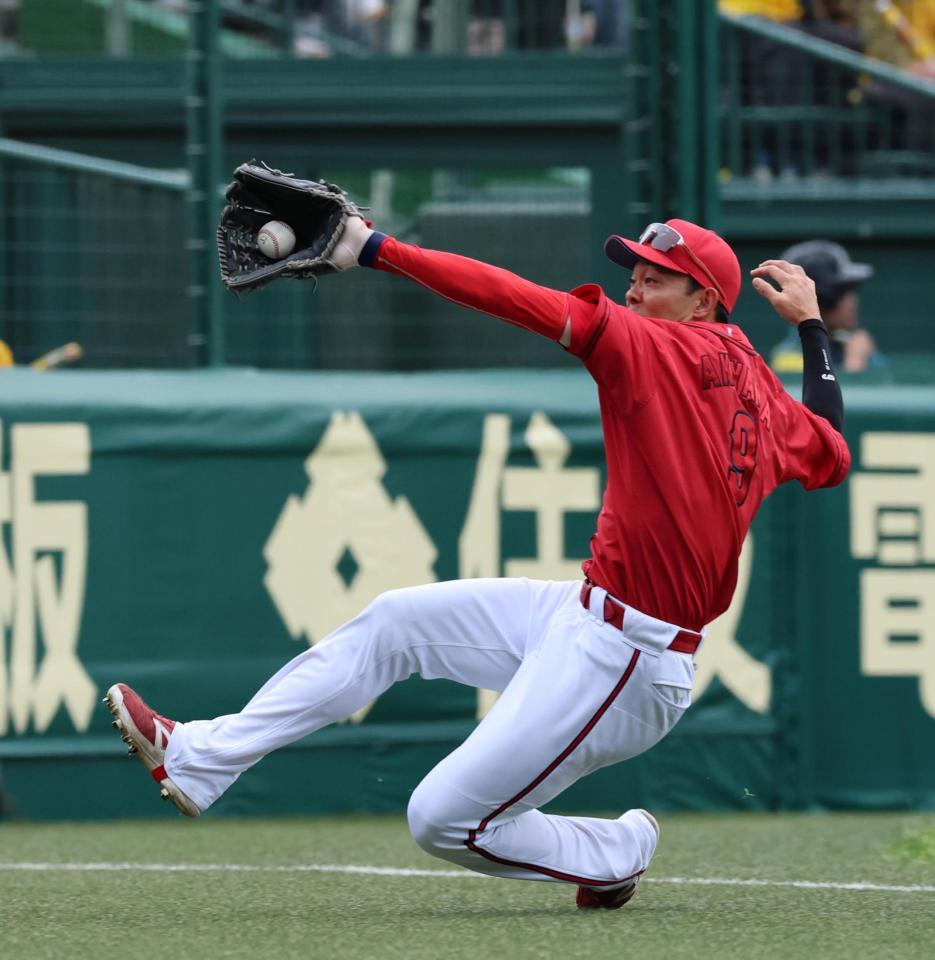 ７回、福島の飛球を好捕する秋山（撮影・山口登）