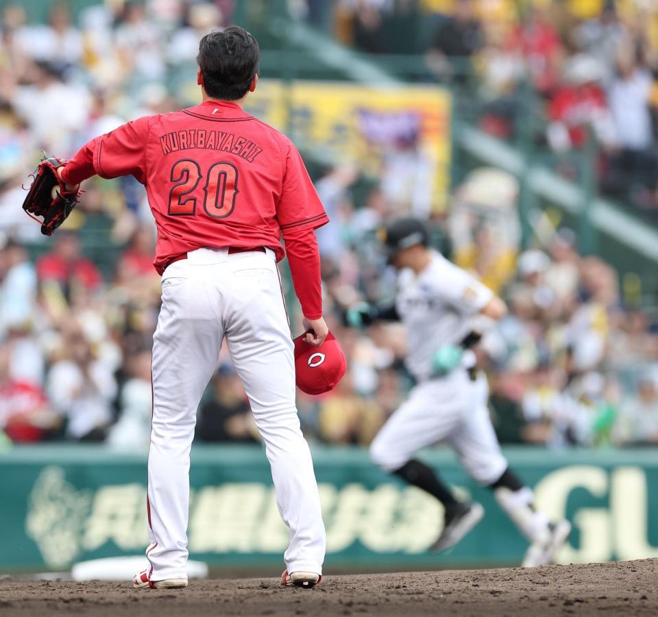 ４回、佐藤輝に先制ソロを浴びた栗林（撮影・西田忠信）