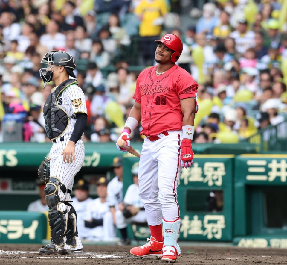 ６回、見逃し三振に倒れるモンテロ（撮影・山口登）