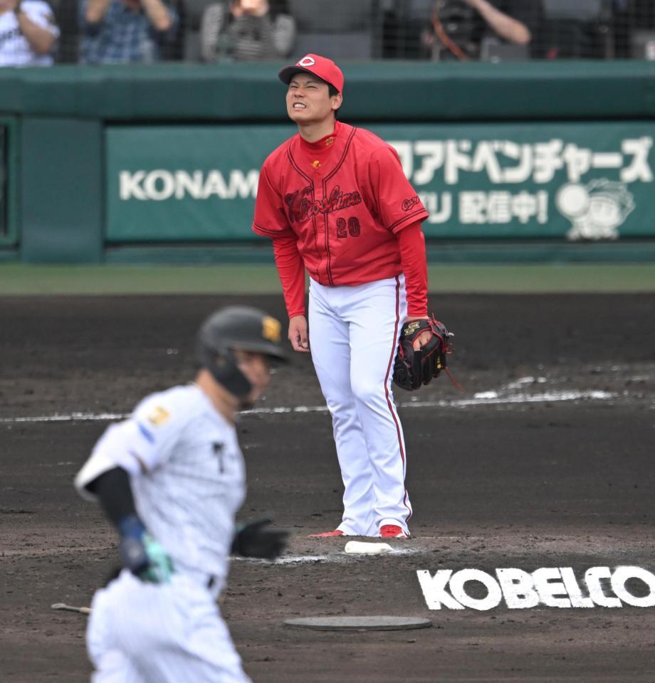 ４回、佐藤輝に先制ソロを打たれ悔しさをにじませる栗林（撮影・飯室逸平）