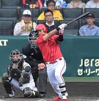 ８回、中前打を放つ佐々木（撮影・飯室逸平）　