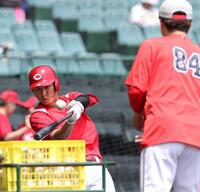 新井コーチ（右）のトスでロングティーをする佐々木（撮影・西田忠信）　