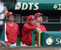 ９回、ベンチで厳しい表情の（左から）藤井ヘッドコーチ、新井監督、新井コーチ　