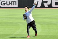 投手指名練習でキャッチボールをする玉村(撮影・畠山賢大）