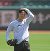 キャッチボール中に笑顔を見せる玉村（撮影・北村雅宏）