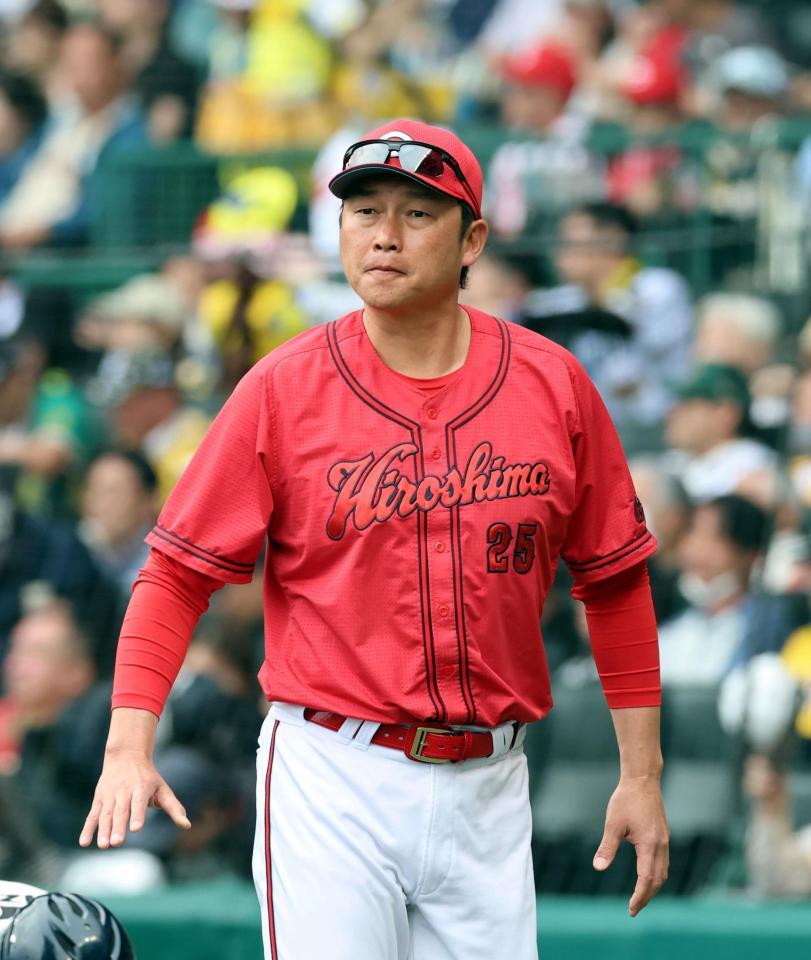 ８回、選手交代を告げベンチに戻る新井監督（撮影・山口登）