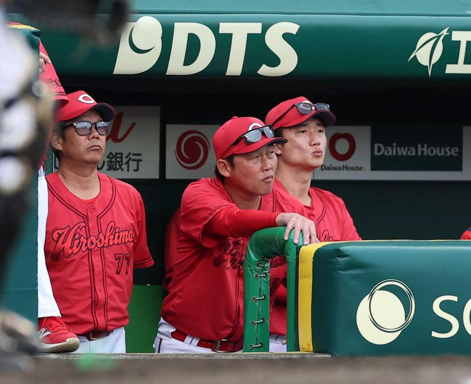 ９回、ベンチで厳しい表情の（左から）藤井ヘッドコーチ、新井監督、新井コーチ　