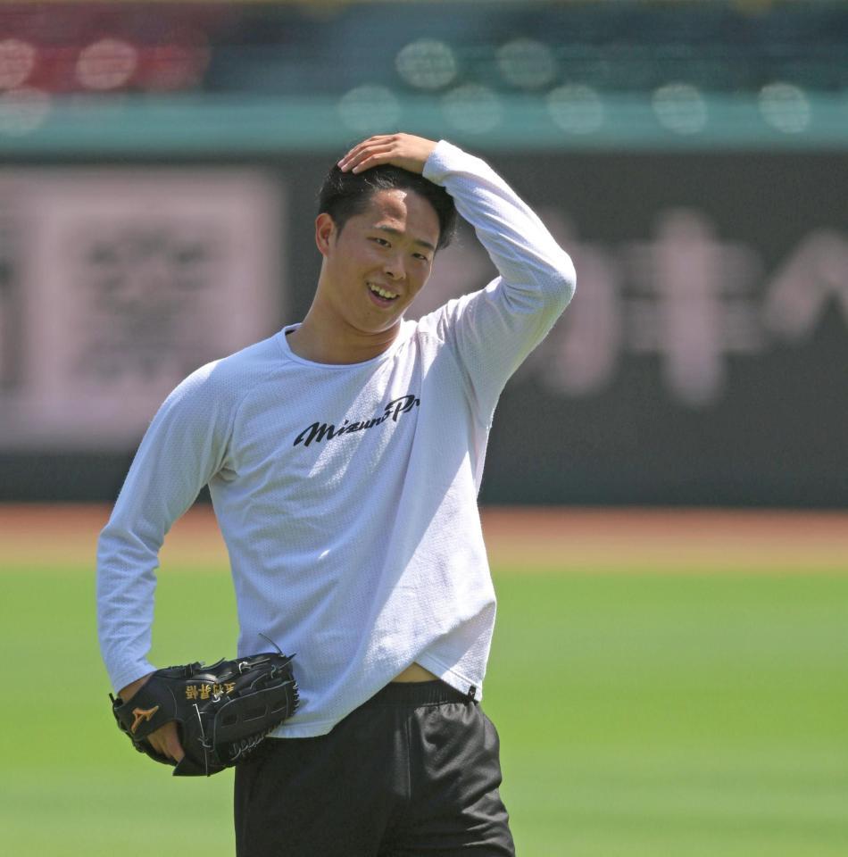 キャッチボール中に笑顔を見せる玉村（撮影・北村雅宏）