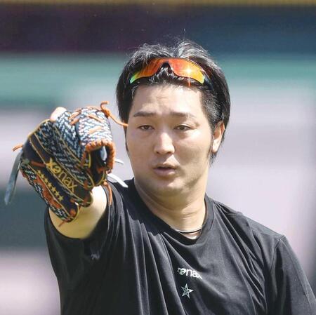 気合の入った表情でキャッチボールする床田（撮影・北村雅宏）