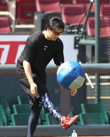 大きなボールを器用に扱う床田（撮影・北村雅宏）