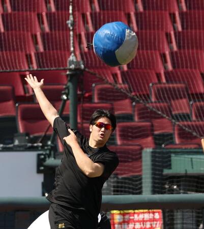 トレーニングする床田（撮影・北村雅宏）