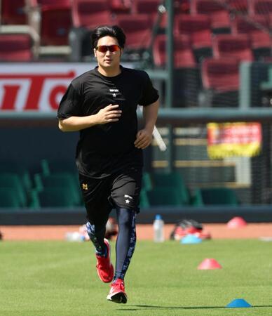 ウオーミングアップする床田（撮影・北村雅宏）