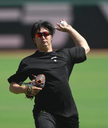 キャッチボールする床田（撮影・北村雅宏）