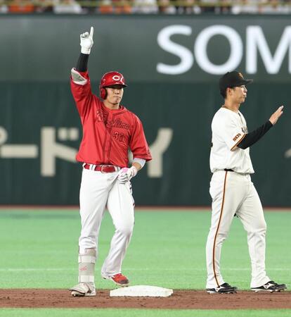 ３回、右翼線に適時二塁打を放ち喜ぶ坂倉（撮影・佐々木彰尚）