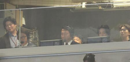 実況席に座る長野久義氏（撮影・佐々木彰尚）