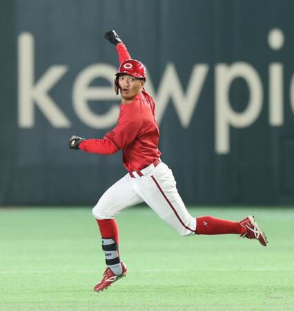 ９回、右越えに３ランを放った矢野（撮影・佐々木彰尚）