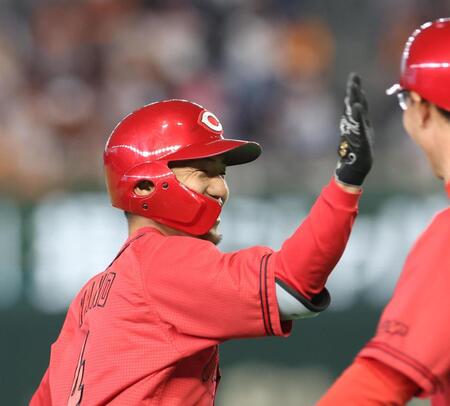 ９回、３ランを放ち赤松コーチ（右）とタッチをする矢野（撮影・佐々木彰尚）