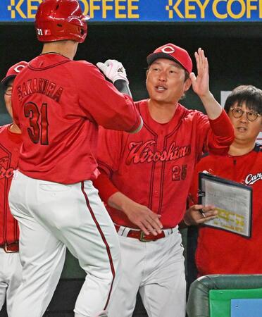 ５回表、３ランを放った坂倉（手前）を迎える新井監督