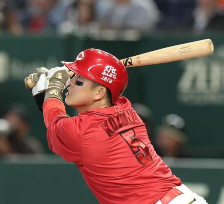 ８回、小園は左中間に二塁打を放つ（撮影・佐々木彰尚）