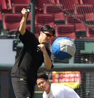 トレーニングする床田（左）＝撮影・北村雅宏