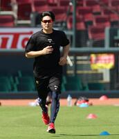 ウオーミングアップする床田（撮影・北村雅宏）