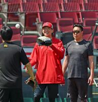 キャッチボール中に笑顔を見せる大瀬良（中央）＝撮影・北村雅宏