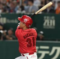 ５回、坂倉は右越えに３ランを放つ（撮影・佐々木彰尚）