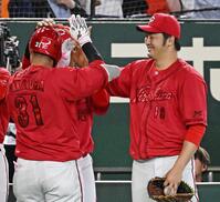 ５回表、３ランを放った坂倉（左）を迎える床田