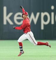 ９回、右越えに３ランを放った矢野（撮影・佐々木彰尚）