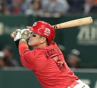 ８回、小園は左中間に二塁打を放つ（撮影・佐々木彰尚）