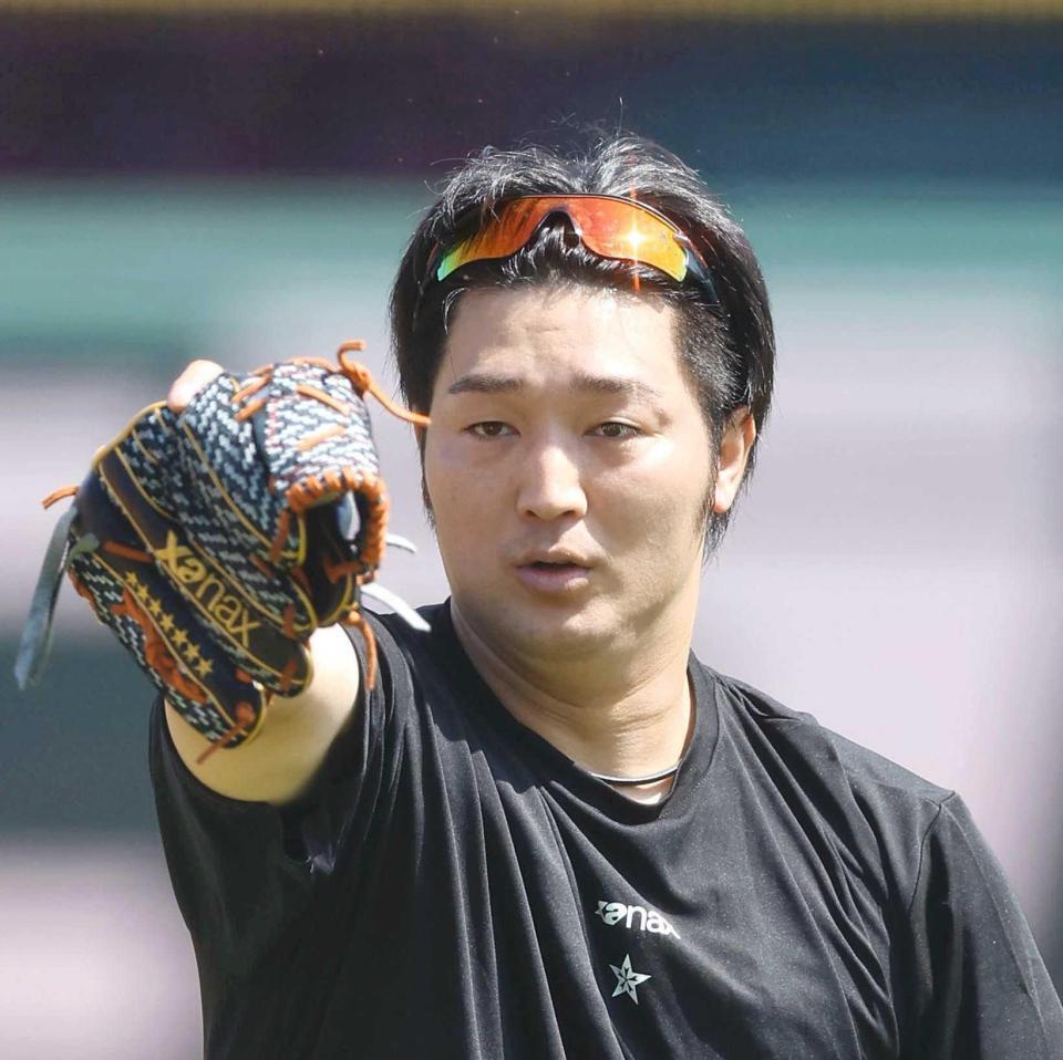 気合の入った表情でキャッチボールする床田（撮影・北村雅宏）