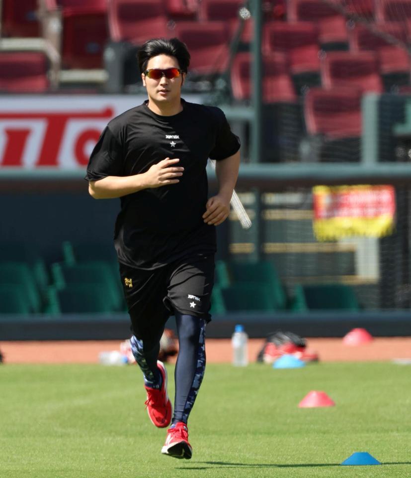 ウオーミングアップする床田（撮影・北村雅宏）