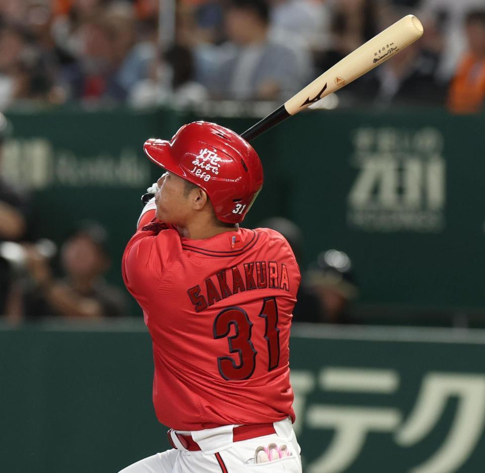 ５回、坂倉は右越えに３ランを放つ（撮影・佐々木彰尚）