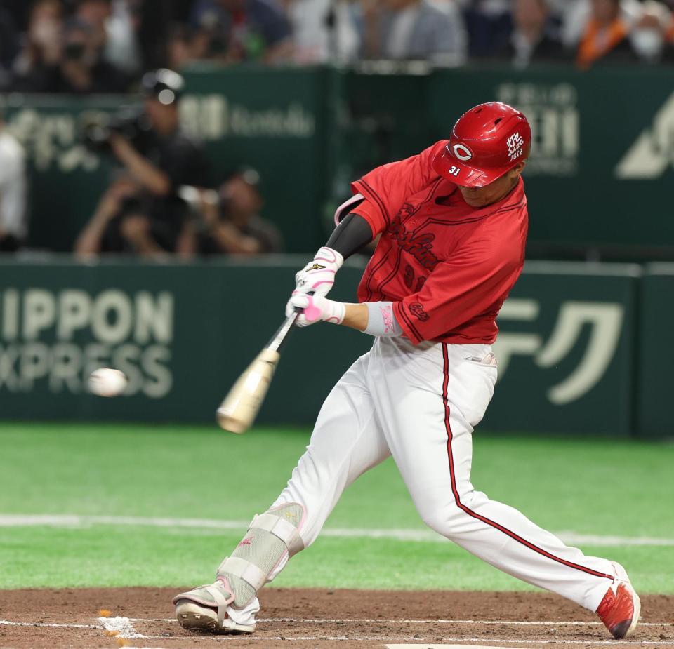 ３回、坂倉は右翼線に適時二塁打を放つ（撮影・佐々木彰尚）