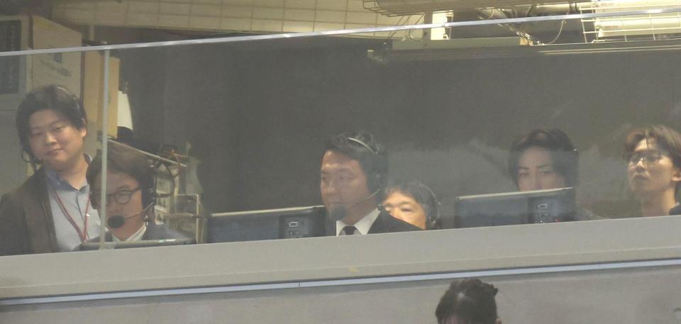 実況席に座る長野久義氏（撮影・佐々木彰尚）