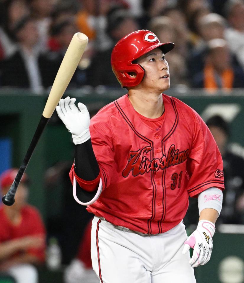 ５回、坂倉が右越えに３ランを放つ