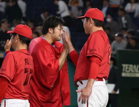 床田を出迎える新井監督（撮影・佐々木彰尚）