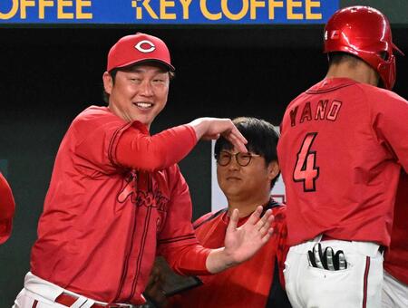 ９回、矢野を迎える新井監督