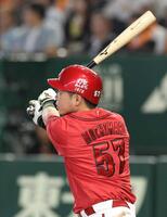 ７回、持丸は右越えに適時打を放つ