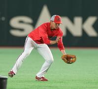 ノックを受ける前川（撮影・佐々木彰尚）