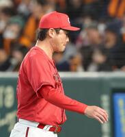 ８回、選手交代を告げた新井監督（撮影・佐々木彰尚）